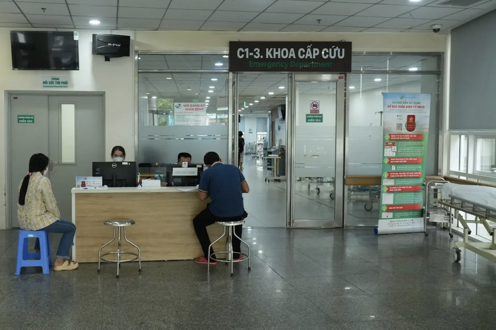 Số bệnh nhân vào viện sau khi ăn bánh mì ở phường Hạnh Thông tăng vọt - 1