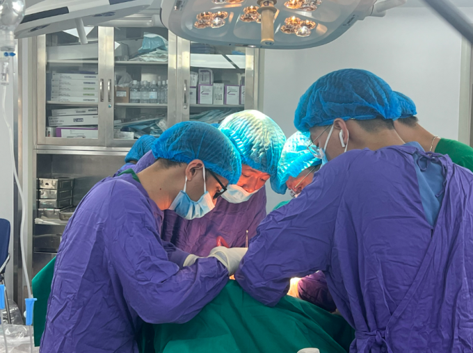 Các bác sĩ Bệnh viện Ung bướu Hà Nội phẫu thuật cho một bệnh nhân ung thư thận. Ảnh: Vũ Hương