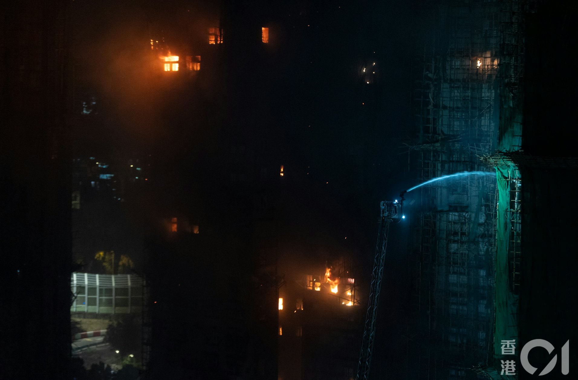 Cháy chung cư Hồng Kông: Số người chết tăng, hé lộ nguyên nhân ban đầu - Ảnh 1.