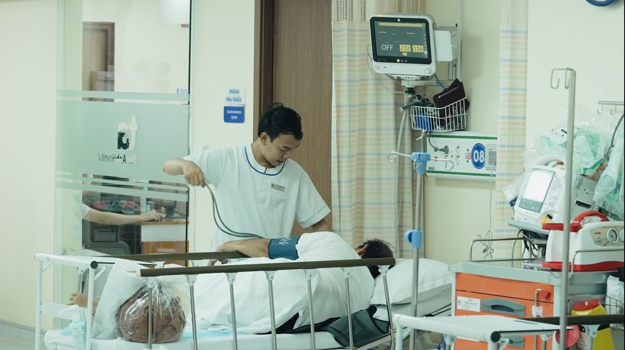 Số người nhập viện do nghi ngộ độc bánh mì ở TP.HCM tiếp tục tăng- Ảnh 1.