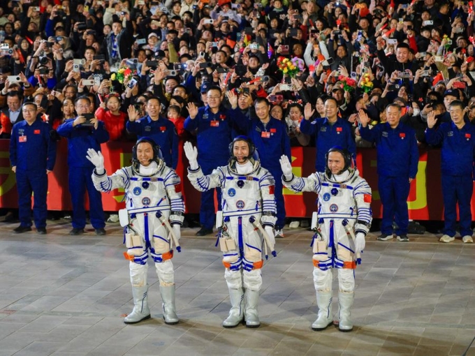 Phi hành đoàn Thần Châu 21 gồm Zhang Hongzhang (trái), Wu Fei (giữa) và Zhang Lu (phải) tham dự lễ khởi hành tại Trung tâm phóng vệ tinh Tửu Tuyền ngày 31/10. Ảnh: Xinhua