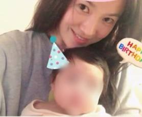 Náo loạn khắp Kbiz: Song Hye Kyo bồng bế 1 em bé bí ẩn- Ảnh 1.