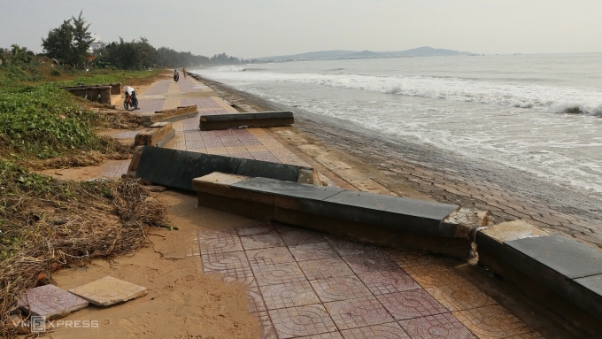 Đoạn kè dài sau lưng nhà thờ Vinh Phú dọc bờ biển Thương Chánh bị sóng đánh gãy, sáng 28/11. Ảnh: Việt Quốc