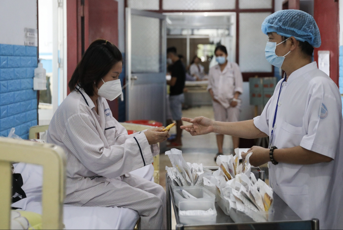 Điều trị sốt xuất huyết tại Bệnh viện Bệnh Nhiệt đới TP HCM. Ảnh: Quỳnh Trần