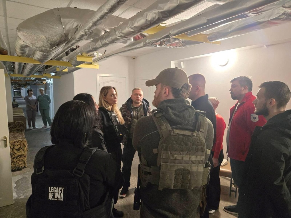 Sự cố hy hữu trong chuyến thăm của Angelina Jolie tới vùng chiến sự Ukraine - 1