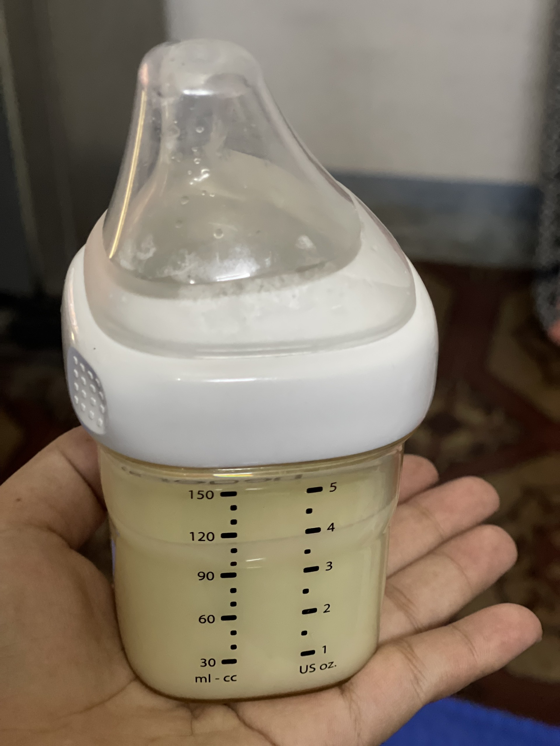 Sữa mẹ không phải thực phẩm đơn thuần mà tiềm ẩn mầm bệnh nếu vắt, trữ không đúng 1 Sữa mẹ - Ảnh 1.