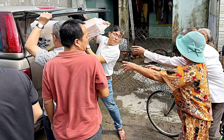 Cơn lũ lịch sử đi qua, tình người ở lại - Ảnh 1.