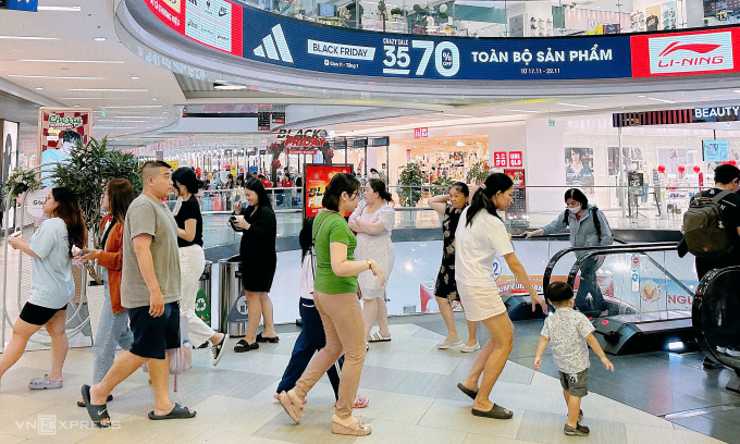 Người dân đi ăn uống, mua sắm tại trung tâm thương mại Vạn Hạnh Mall, phường Hoà Hưng, TP HCM. Ảnh: Thi Hà