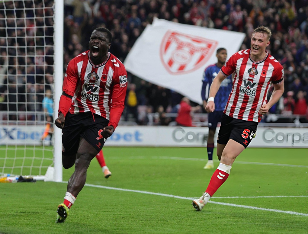 Sunderland cầm hòa kịch tính Arsenal tại sân Ánh sáng - 1