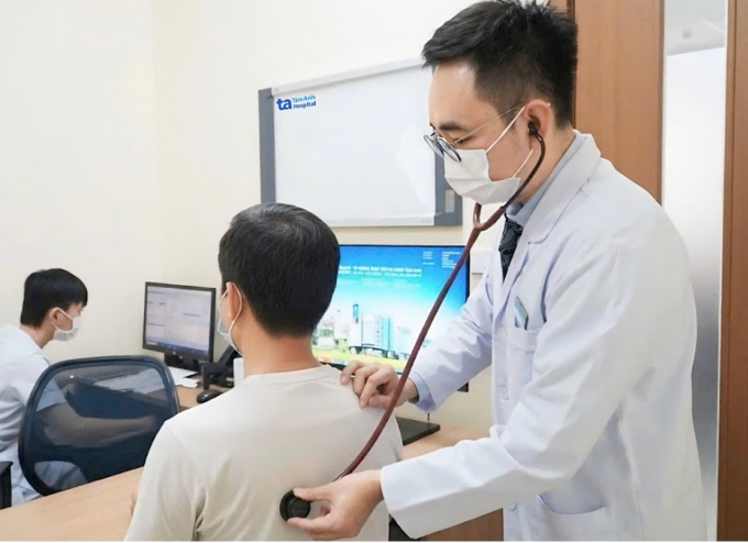 Bác sĩ Hải kiểm tra sức khỏe cho anh Lâm trong lần tái khám. Ảnh: Bệnh viện Đa khoa Tâm Anh