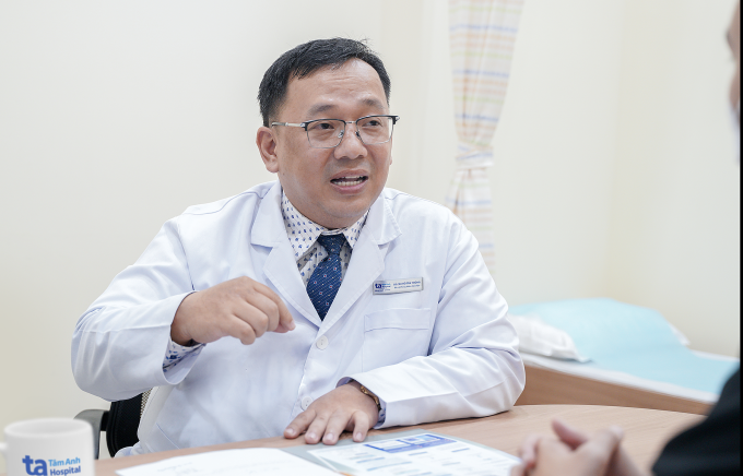 BS.CKII Hồ Tấn Thông tư vấn cho người bệnh tại Phòng khám Đa khoa Tâm Anh Quận 7. Ảnh minh họa: Phòng khám cung cấp