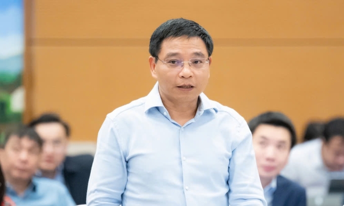 Bộ trưởng Tài chính Nguyễn Văn Thắng trình hai dự thảo nghị quyết thí điểm cơ chế đặc thù phát triển TP HCM, Đà Nẵng tại phiên họp chiều 24/11. Ảnh: Media Quốc hội