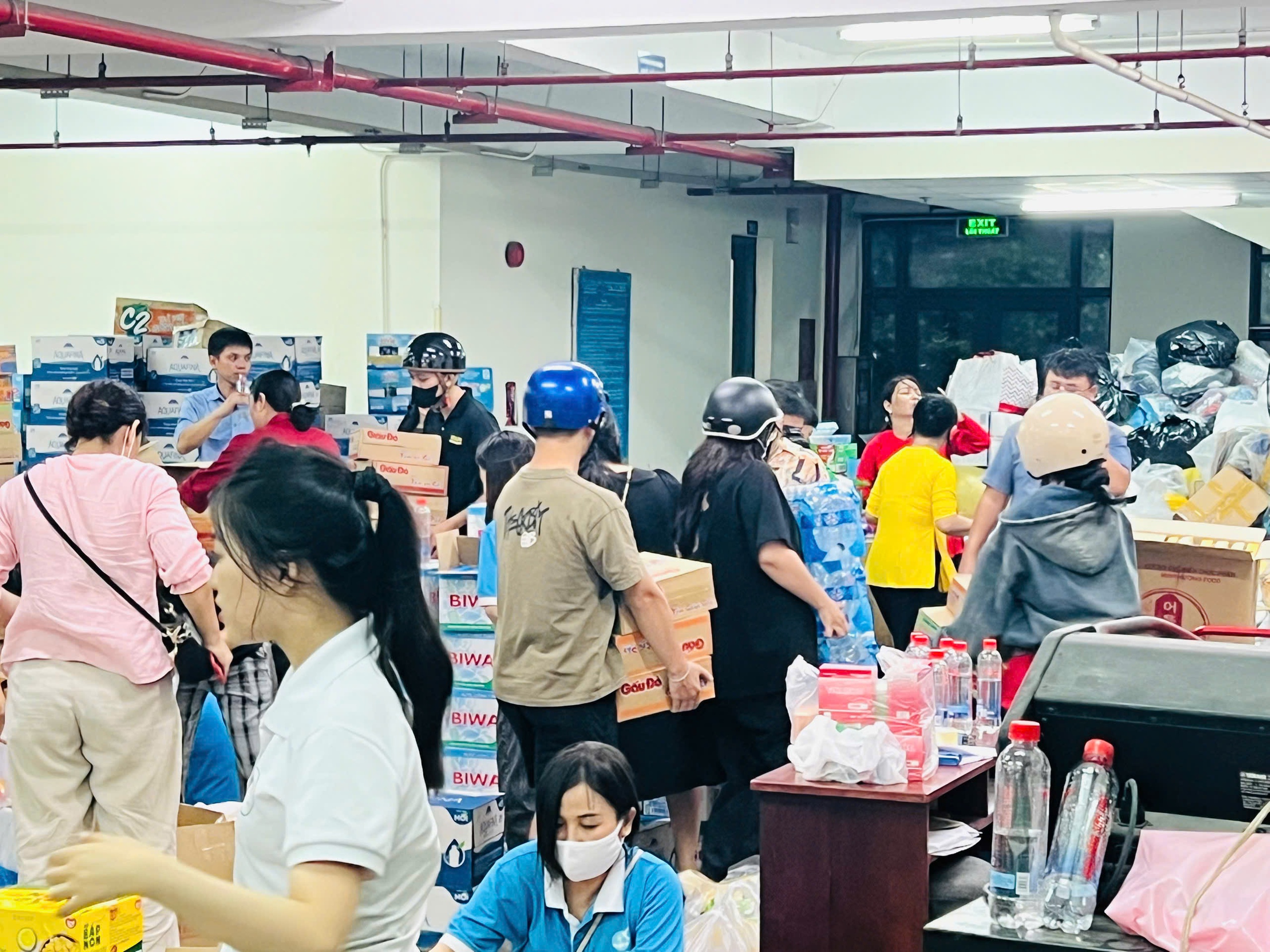 TPHCM phát động đợt tiếp nhận khẩn ủng hộ đồng bào vùng lũ các tỉnh miền Trung - Ảnh 1.