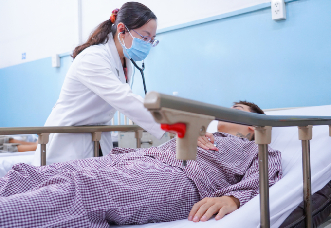 Bệnh nhân nhập Bệnh viện Nhân dân Gia Định điều trị sau khi ăn bánh mì cóc Cô Bích. Ảnh: Bệnh viện cung cấp