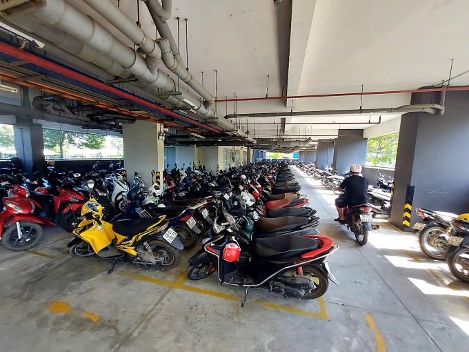 Bãi xe ở một chung cư tại TP Thủ Đức (cũ) chưa có vị trí dành cho sạc xe điện, ngày 30/11. Ảnh: Giang Anh