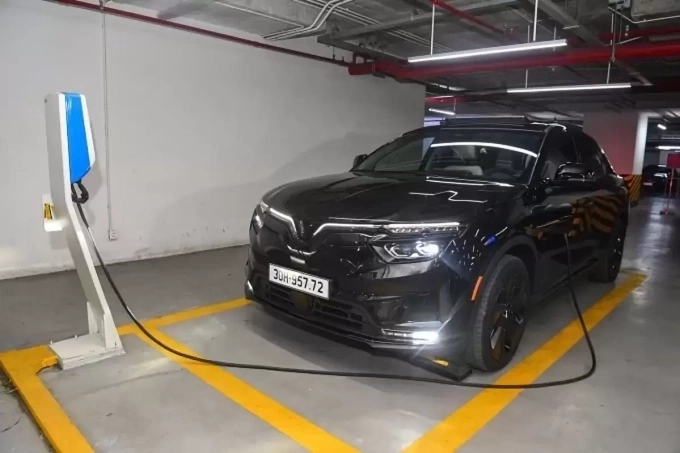 Ôtô sạc điện ở một chung cư tại Hà Nội. Ảnh: Giang Huy