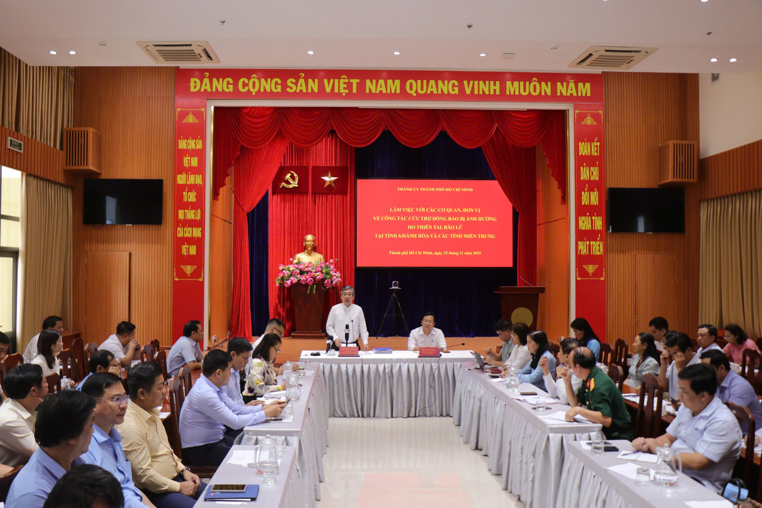 TPHCM nỗ lực sẻ chia kịp thời để người dân vùng lũ sớm ổn định cuộc sống - Ảnh 1.