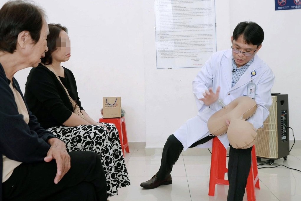 TPHCM: Mẹ 32 tuổi sinh con tại nhà trọ, bé gái tử vong thương tâm - 1