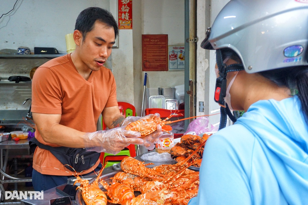 TPHCM: Quán vỉa hè bán tôm hùm như nhà hàng, tiền triệu khách vẫn xếp hàng - 1