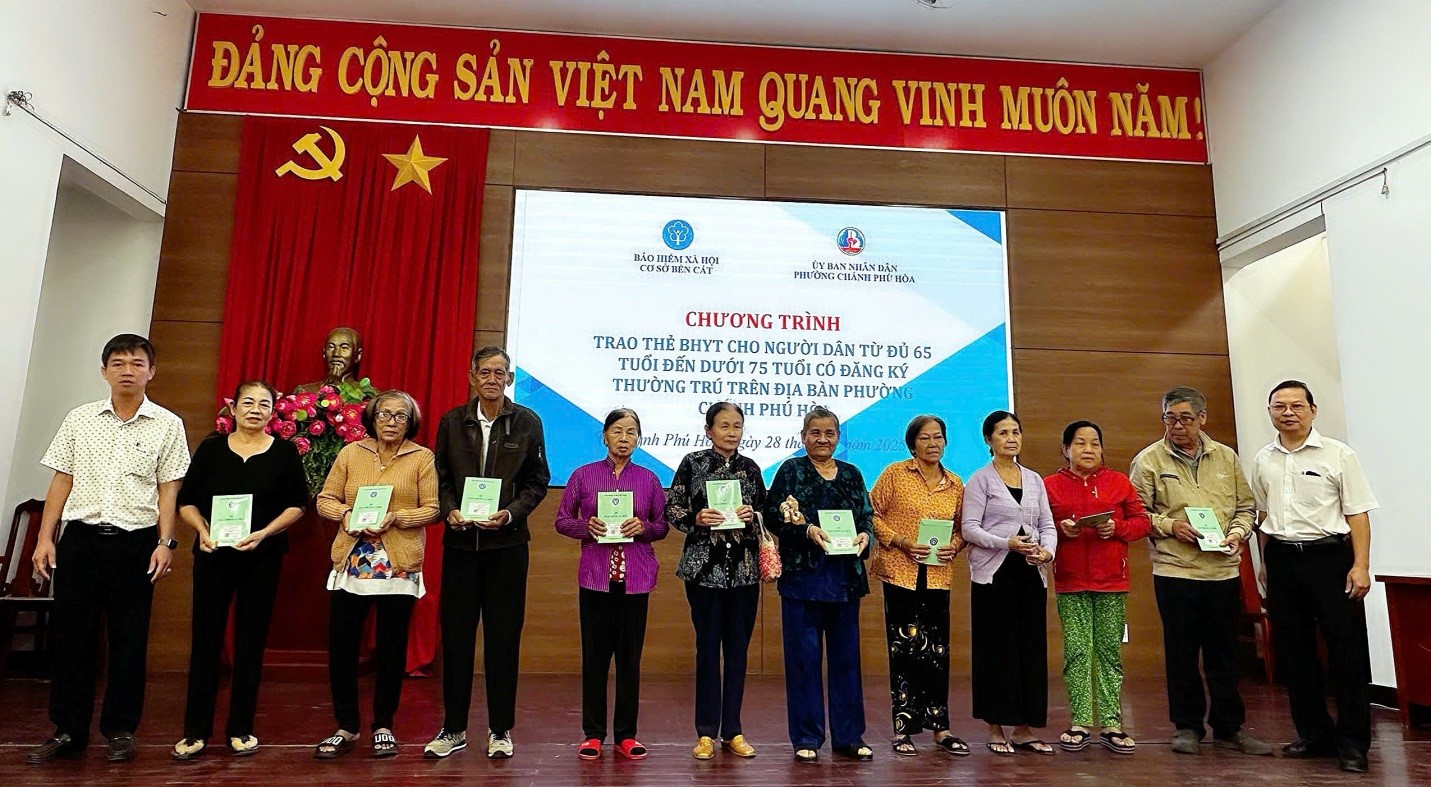 TPHCM đẩy nhanh thực hiện chính sách hỗ trợ 100% mức đóng BHYT cho người trên 65 tuổi 1 TPHCM đẩy nhanh thực hiện chính sách hỗ trợ 100% mức đóng BHYT cho người trên 65 tuổi - Ảnh 1.