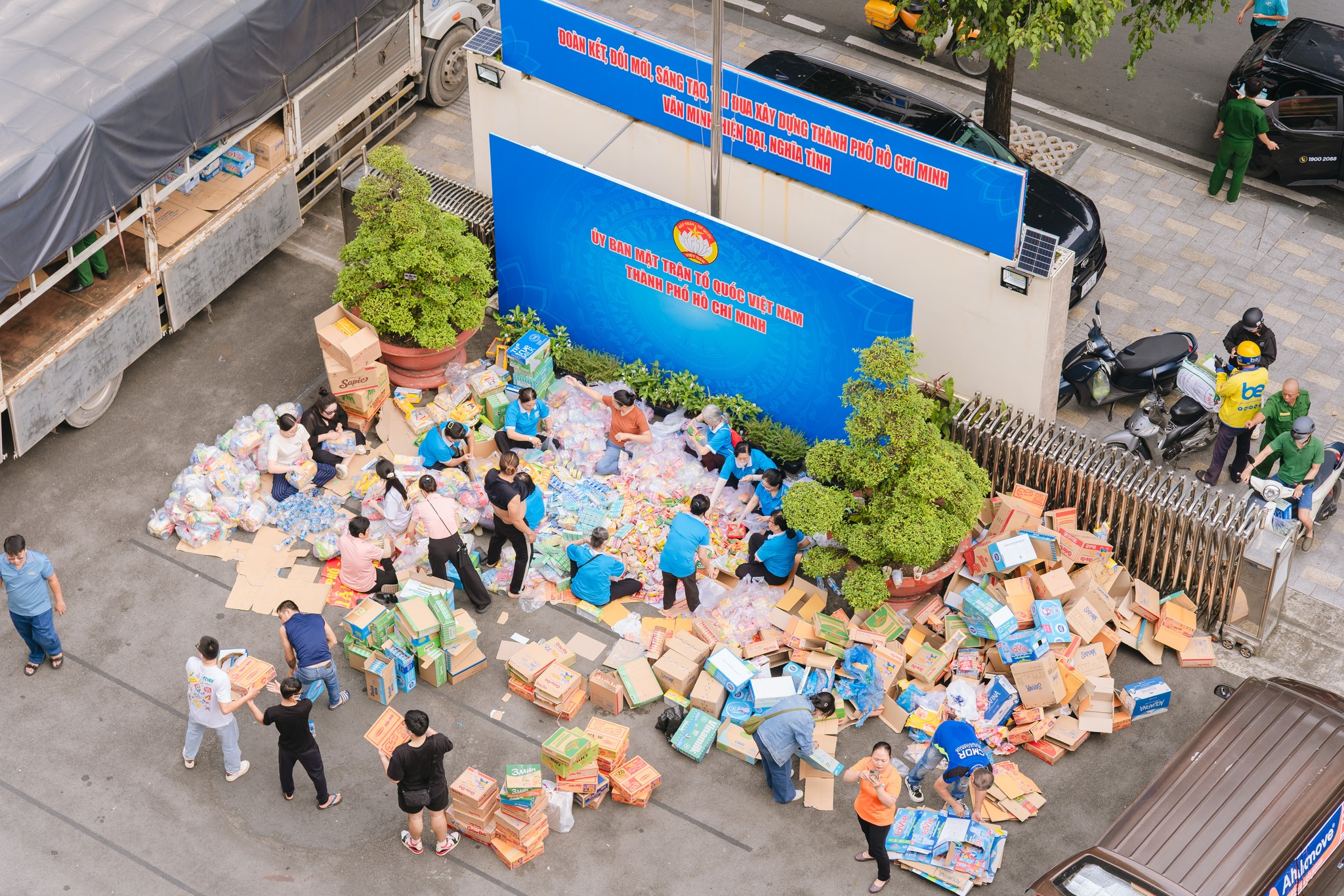TPHCM hỗ trợ hơn 268 tỉ đồng và hàng ngàn tấn hàng hóa cho bà con vùng bão lũ - Ảnh 1.