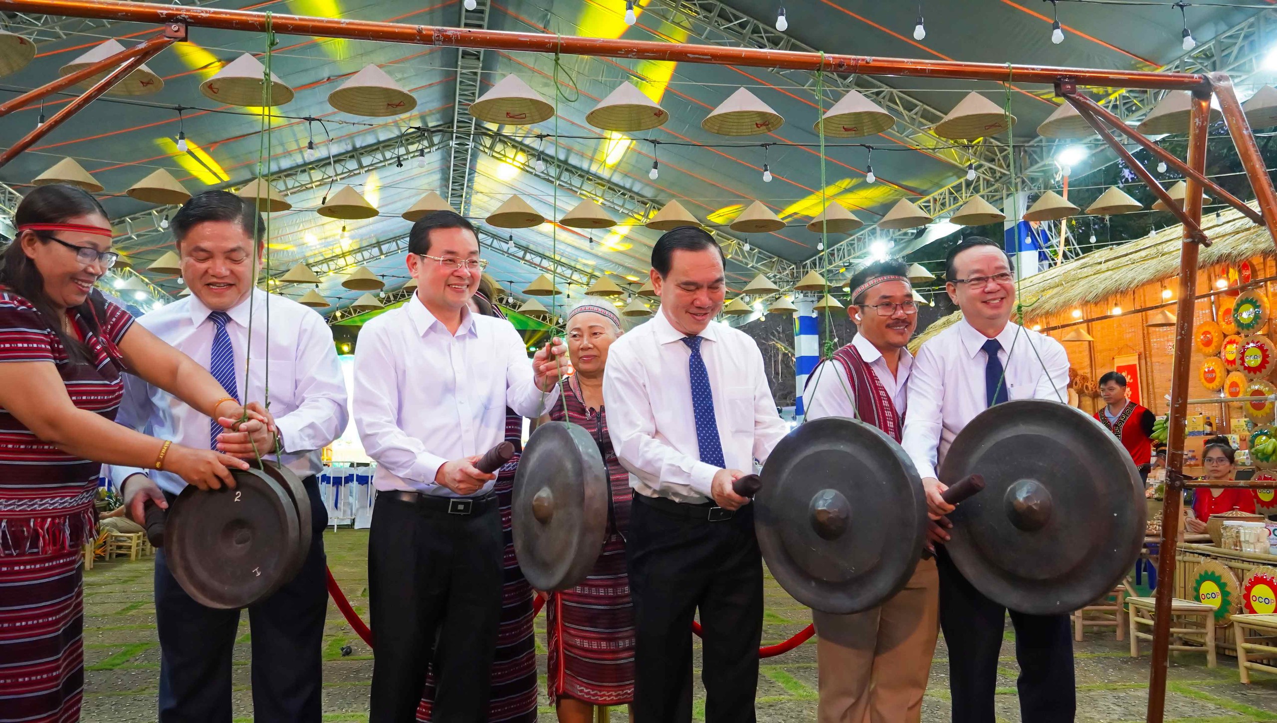 TPHCM khai mạc Sự kiện kết nối giao thương sản phẩm OCOP lần thứ I 1 TP HCM khai mạc Sự kiện kết nối giao thương sản phẩm OCOP lần thứ I năm 2025 - Ảnh 1.