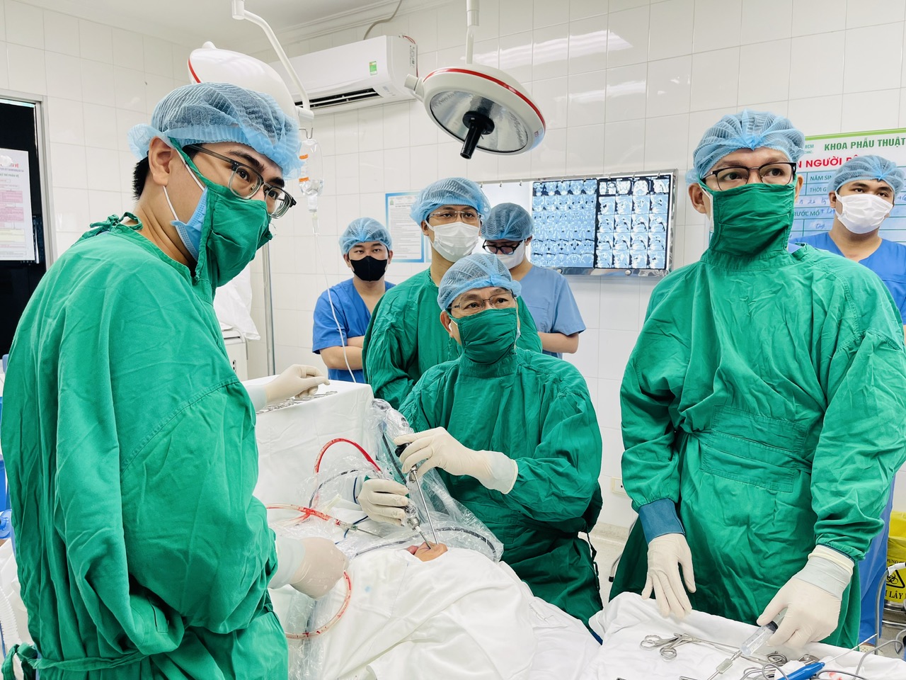 TP.HCM lập chính sách thu hút bác sĩ nội trú - Ảnh 1.