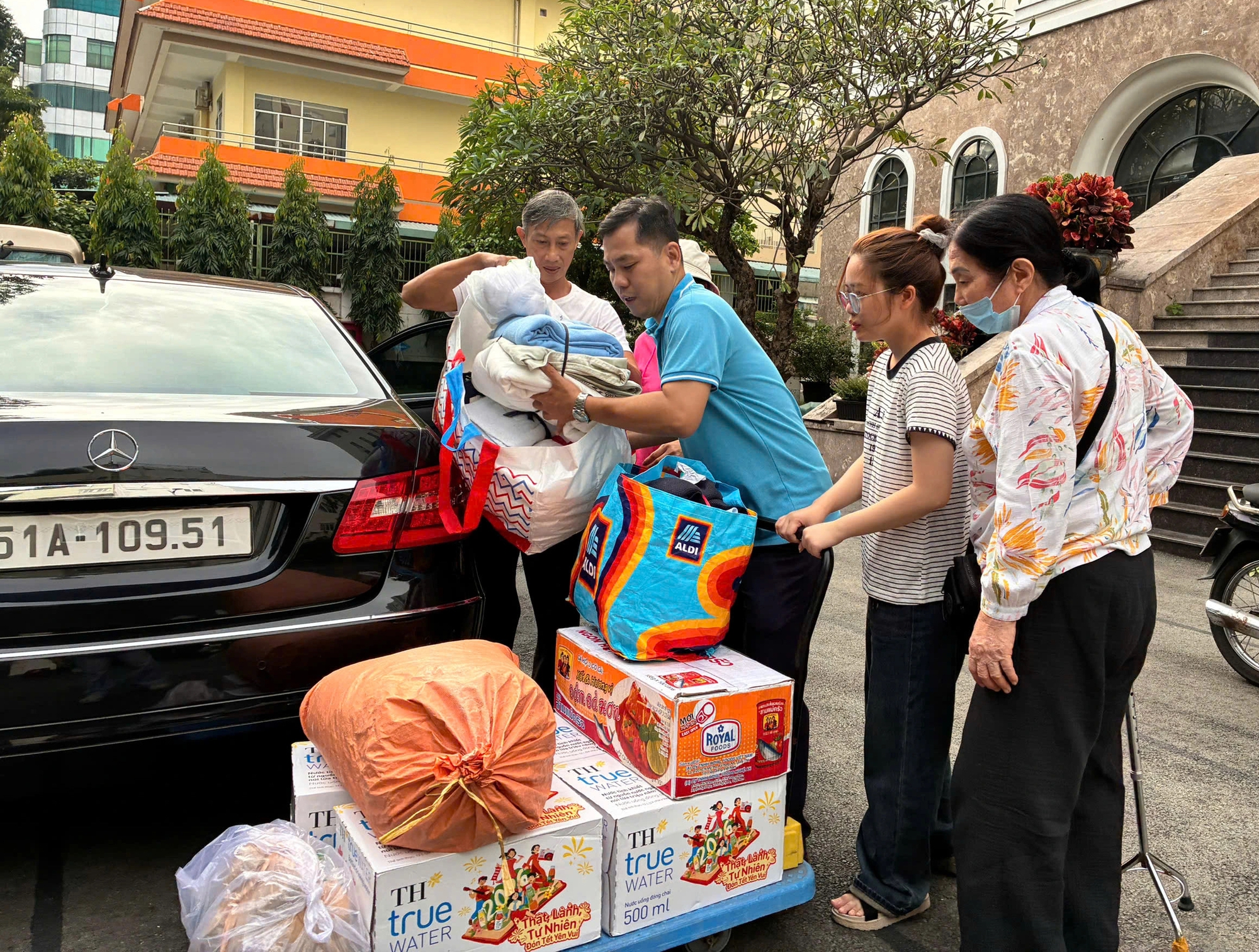 TP.HCM mở thêm điểm tiếp nhận hàng cứu trợ đồng bào vùng lũ miền Trung- Ảnh 1. TP.HCM mở thêm điểm tiếp nhận hàng cứu trợ đồng bào vùng lũ miền Trung- Ảnh 1.