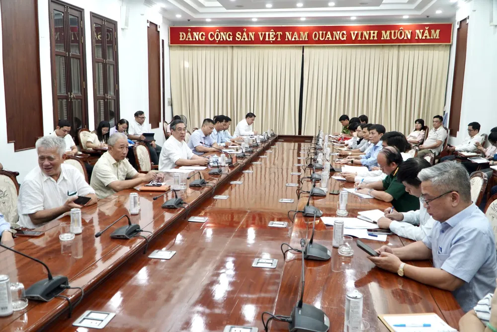 Phó Bí thư Thành ủy, Chủ tịch Ủy ban MTTQ Việt Nam TP.HCM Nguyễn Phước Lộc chủ trì cuộc làm việc khẩn với các cơ quan, đơn vị. khanh-hoa-1 2.jpg