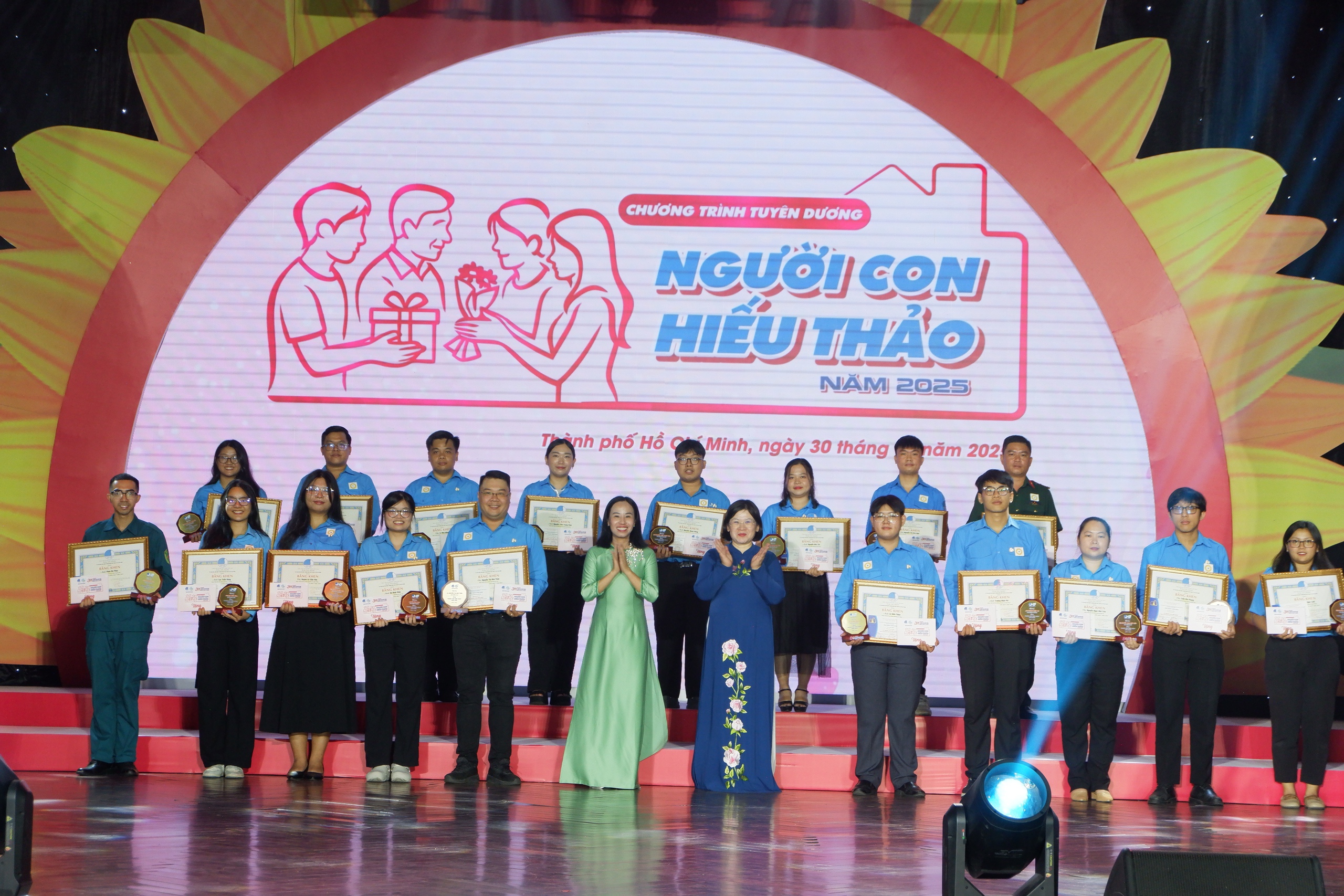 TP.HCM tôn vinh 184 gương Người con hiếu thảo năm 2025 - Ảnh 1.