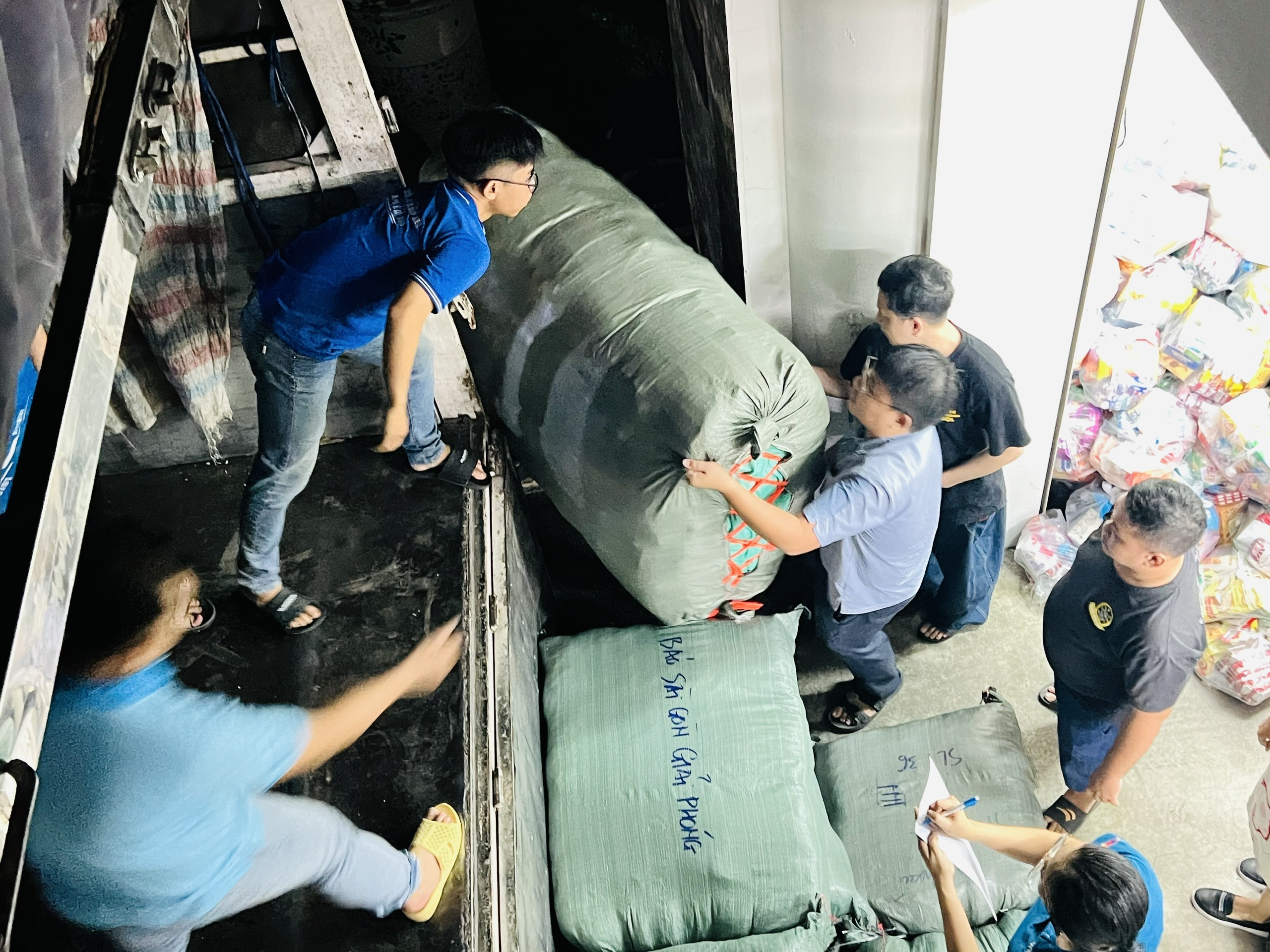 TPHCM tổng lực chi viện Khánh Hòa khắc phục hậu quả bão lũ 4 TPHCM tổng lực chi viện Khánh Hòa khắc phục hậu quả bão lũ - Ảnh 2.