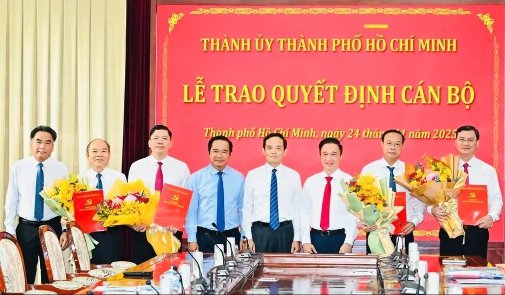 TP.HCM trao quyết định phê chuẩn cho phó chủ tịch HĐND, UBND thành phố - Ảnh 1. TP.HCM trao quyết định phê chuẩn Phó chủ tịch HĐND, Phó chủ tịch UBND thành phố - Ảnh 1.
