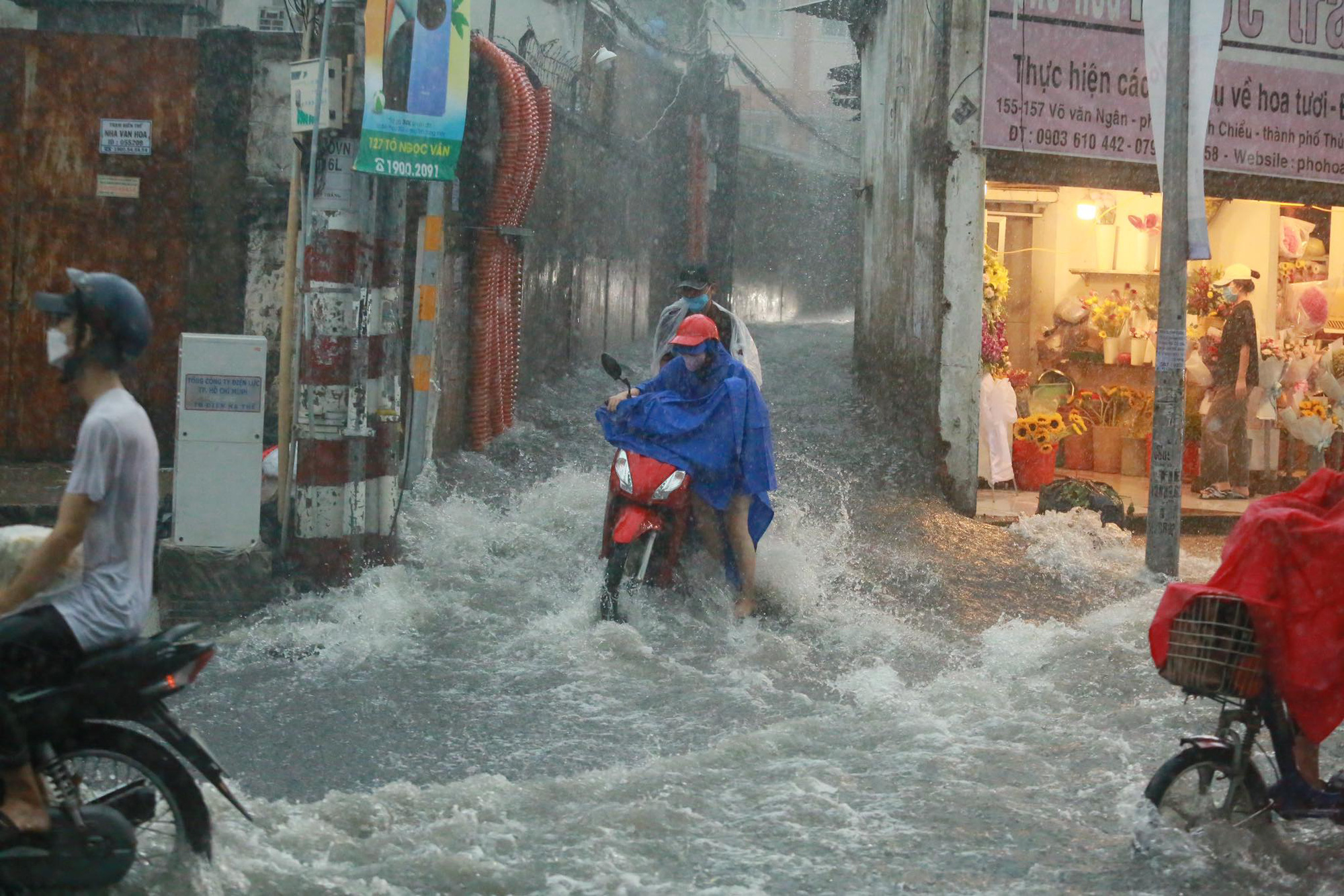 TP.HCM ứng phó khẩn cấp áp thấp nhiệt đới có thể thành bão số 15, yêu cầu không xả lũ khi mưa lớn 1 áp thấp nhiệt đới - Ảnh 1.