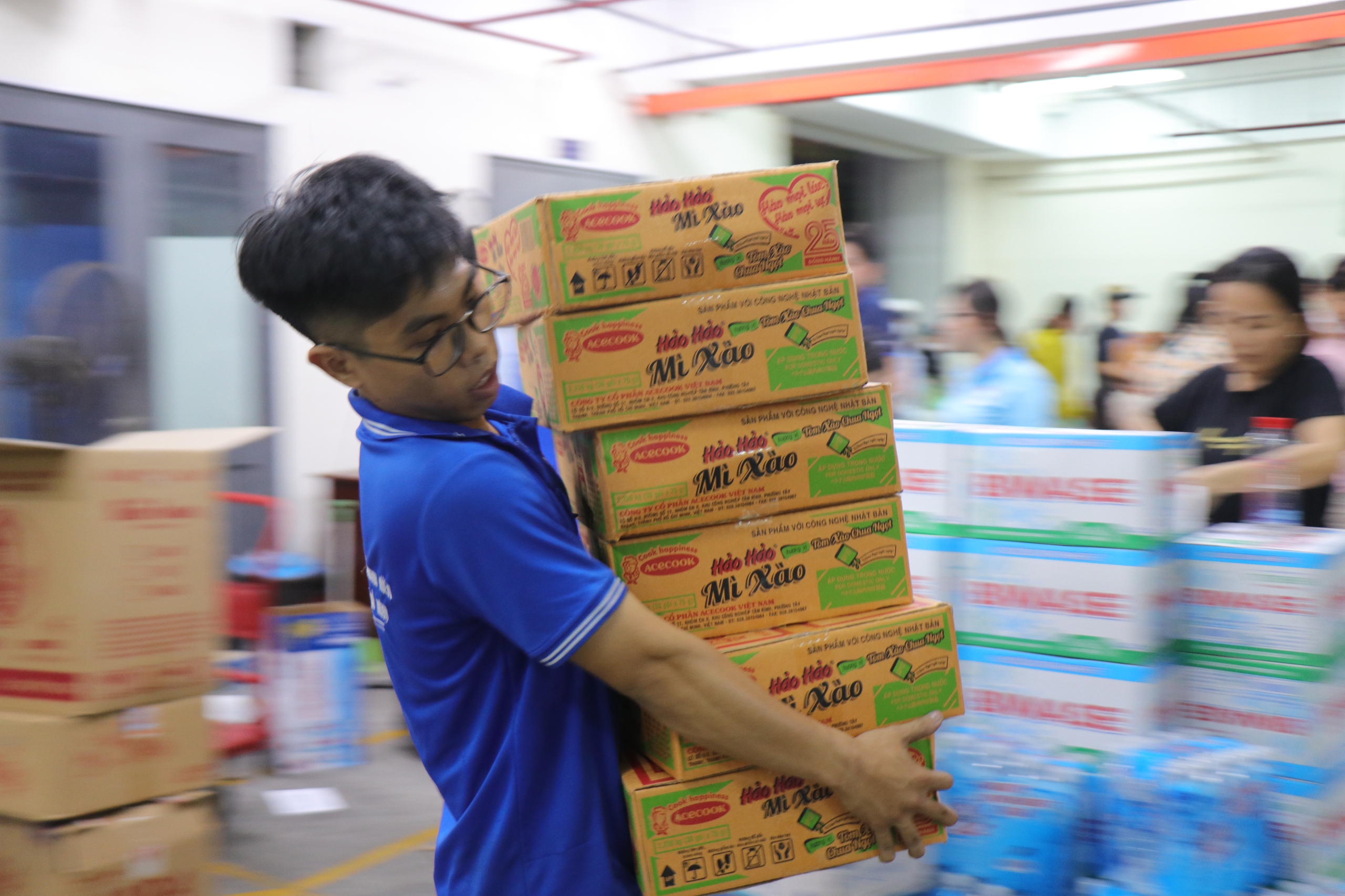 TP.HCM xuyên đêm tiếp nhận hàng cứu trợ đồng bào khẩn cấp - Ảnh 4.