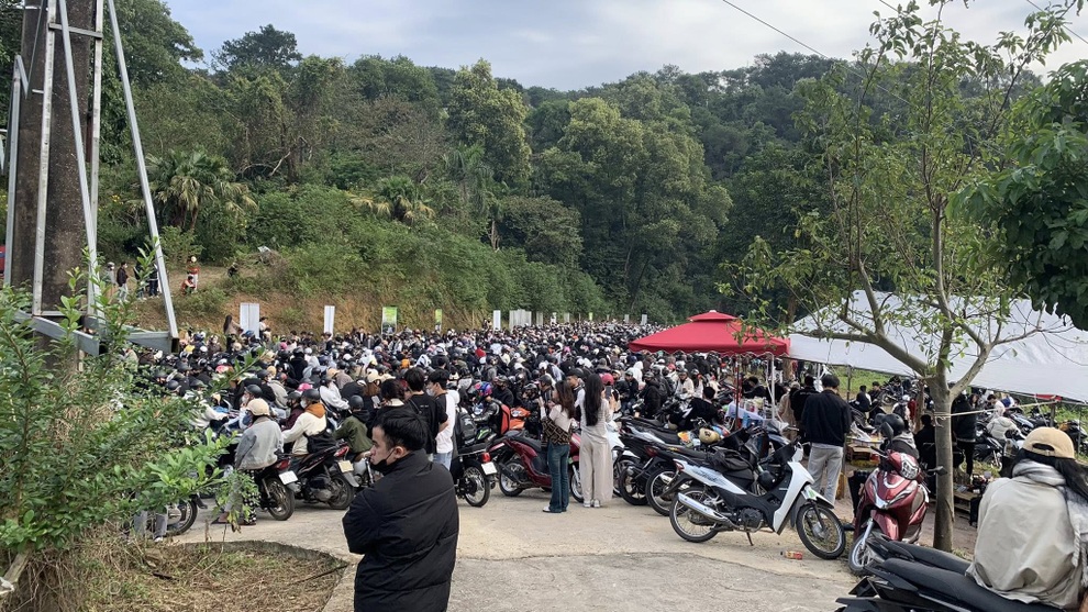 Tắc dài dòng khách xếp hàng mua vé vào Vườn Quốc gia Ba Vì - 3