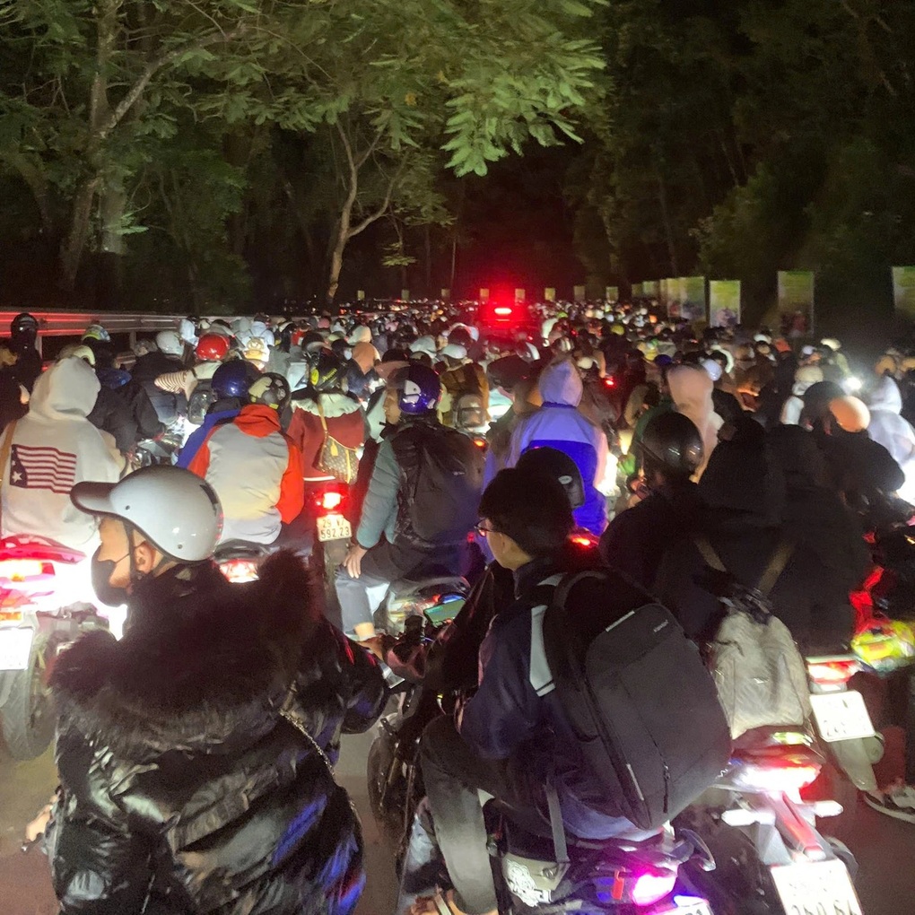 Tắc dài dòng khách xếp hàng mua vé vào Vườn Quốc gia Ba Vì - 1