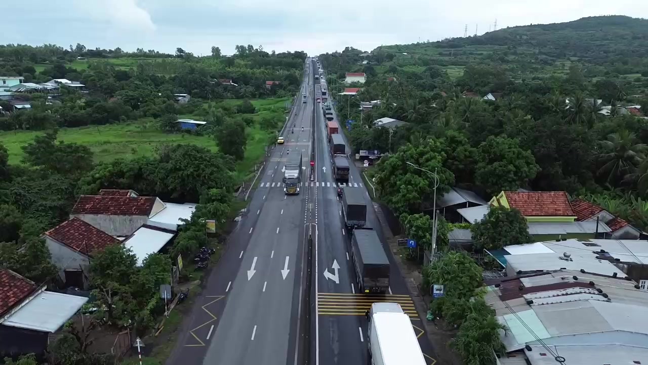  Đắk Lắk: Tắc nghẽn giao thông trên QL1A, đoàn xe nối dài cả cây số chờ đợi - Ảnh 1.