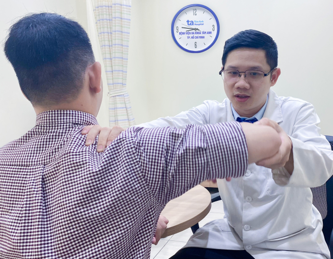 Bác sĩ Ơn đánh giá tình trạng chức năng khớp người bệnh. Ảnh minh họa: Phòng khám Đa khoa Tâm Anh Quận 7