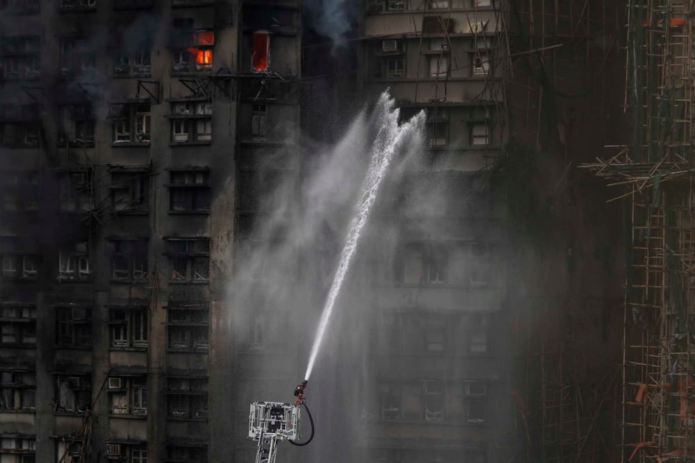 Cháy chung cư Hồng Kông:  Tại sao lửa lan nhanh đến rợn người? - Ảnh 1.