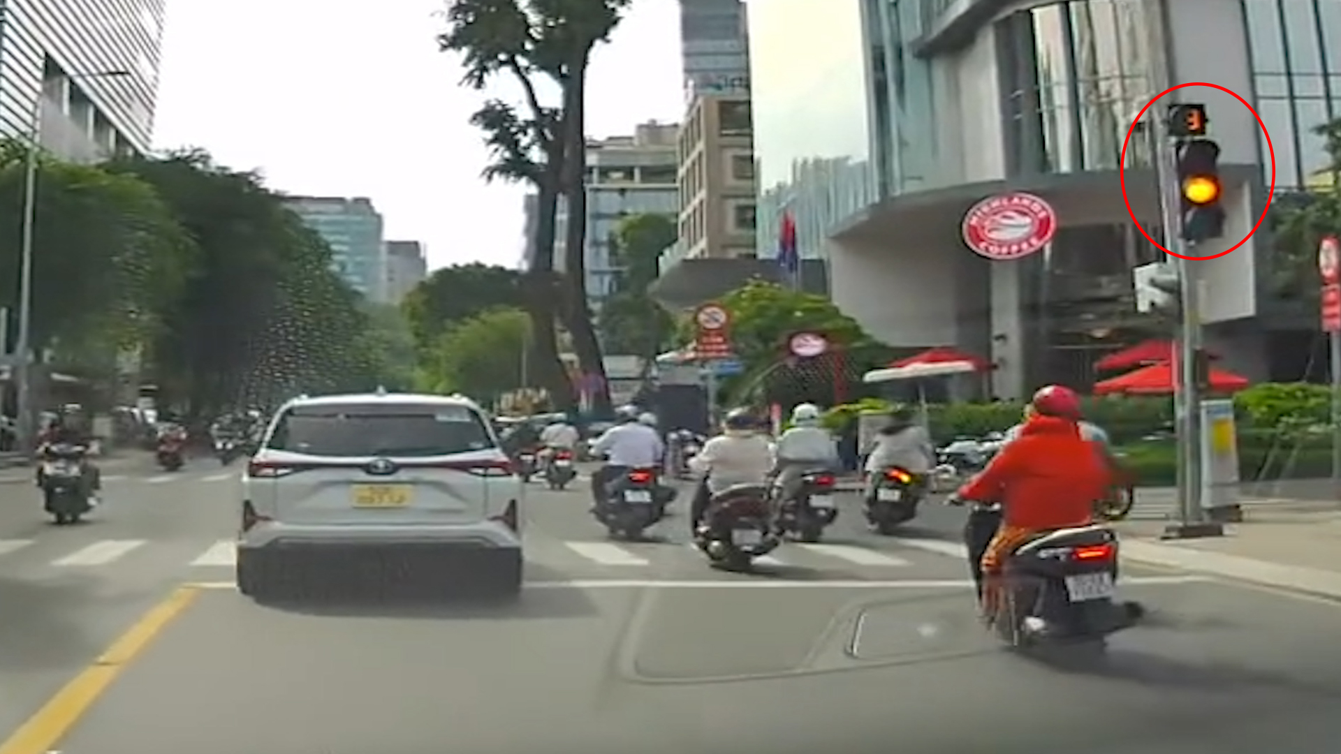 Tài xế bức xúc vì đèn tín hiệu đang xanh đột ngột chuyển vàng… 'như gài bẫy' - Ảnh 1.