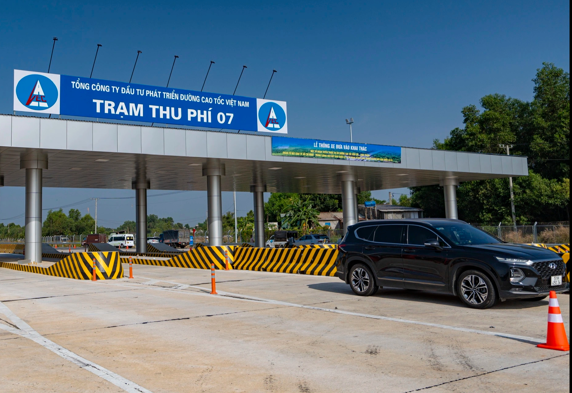 Đã trả phí bảo trì đường bộ, tại sao phải trả thêm tiền qua trạm BOT? - Ảnh 1.