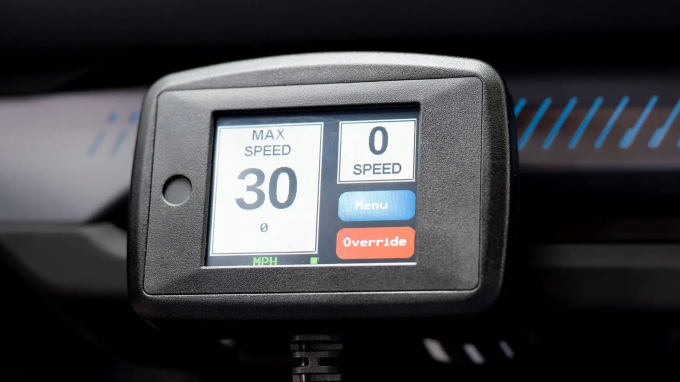 Thiết bị giới hạn tốc độ gắn trên xe của Lifesafer. Ảnh: Lifesafer