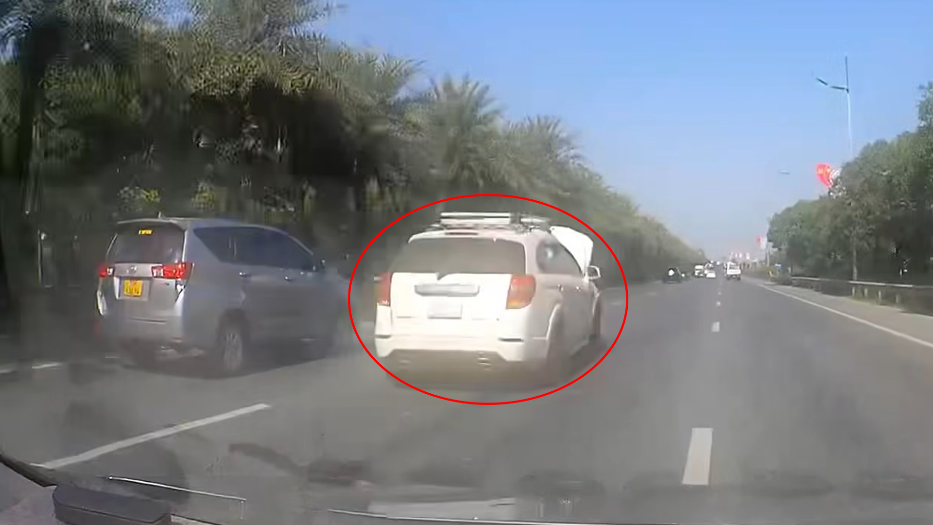 Tài xế dừng, đỗ ô tô giữa cao tốc, không thèm đặt biển cảnh báo - Ảnh 1.