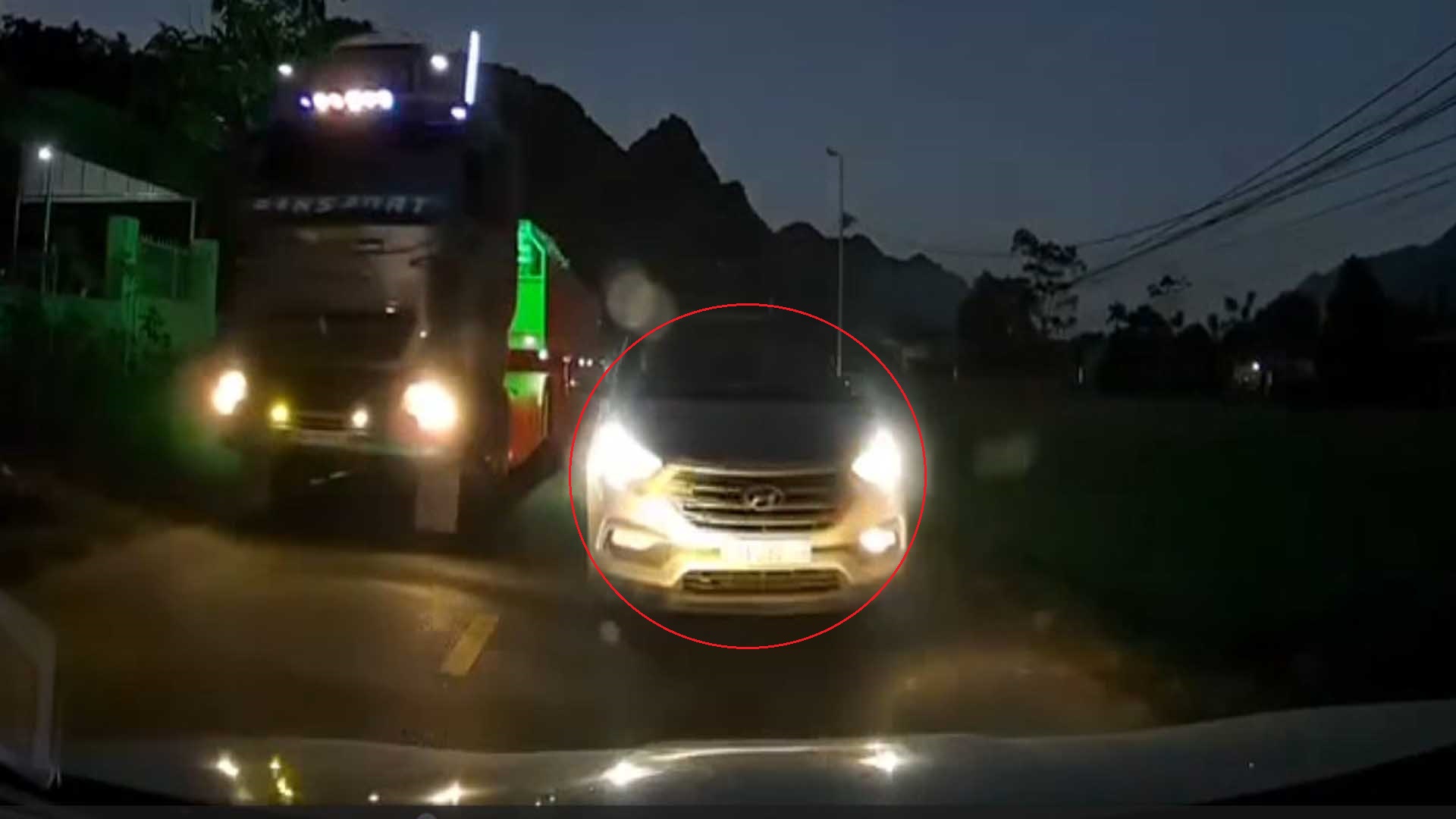 Tài xế lái xe vượt 'như tự sát' bị CSGT phạt 5 triệu, trừ 2 điểm GPLX - Ảnh 1.