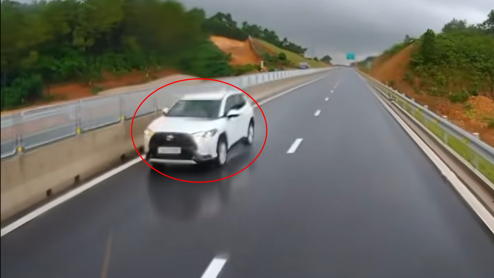 Tài xế ô tô bị phạt gần 40 triệu vì lái xe chạy ngược chiều cao tốc - Ảnh 1.