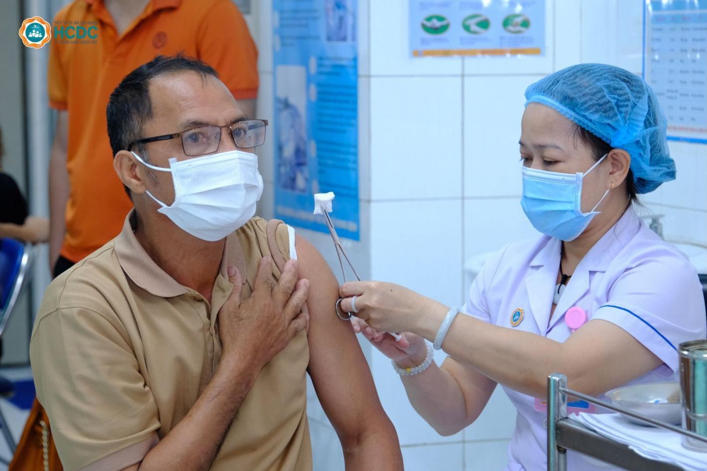 Người cao tuổi tiêm vắc xin tại phòng khám HCDC, bảo vệ sức khỏe. Ảnh: An Bình