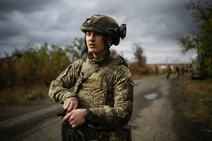 Mykola Lebedev, tân binh Lữ đoàn Cơ giới Độc lập số 28, tập luyện tại một địa điểm bí mật ở miền đông Ukraine ngày 9/10. Ảnh: AFP