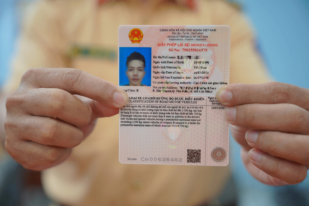 Giấy phép lái xe mới: Tăng bảo mật, chống làm giả - Ảnh 1.