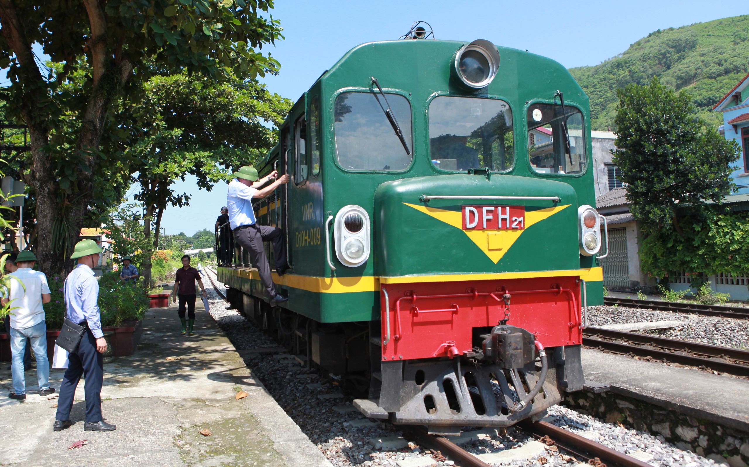 Tăng niên hạn sử dụng của đầu máy, toa xe đường sắt thêm 20 năm 1 Tăng niên hạn sử dụng của đầu máy, toa xe đường sắt thêm 20 năm - Ảnh 1.