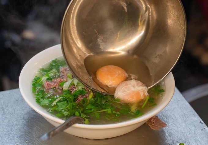 Món phở Thìn Bờ Hồ kèm trứng chần là một trong những món ăn mùa đông được ưa chuộng tại Hà Nội. Ảnh: Hoàng Giang